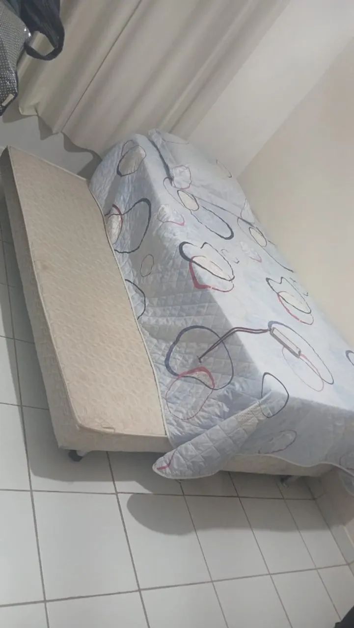 Cama viúva com auxiliar e colchão.