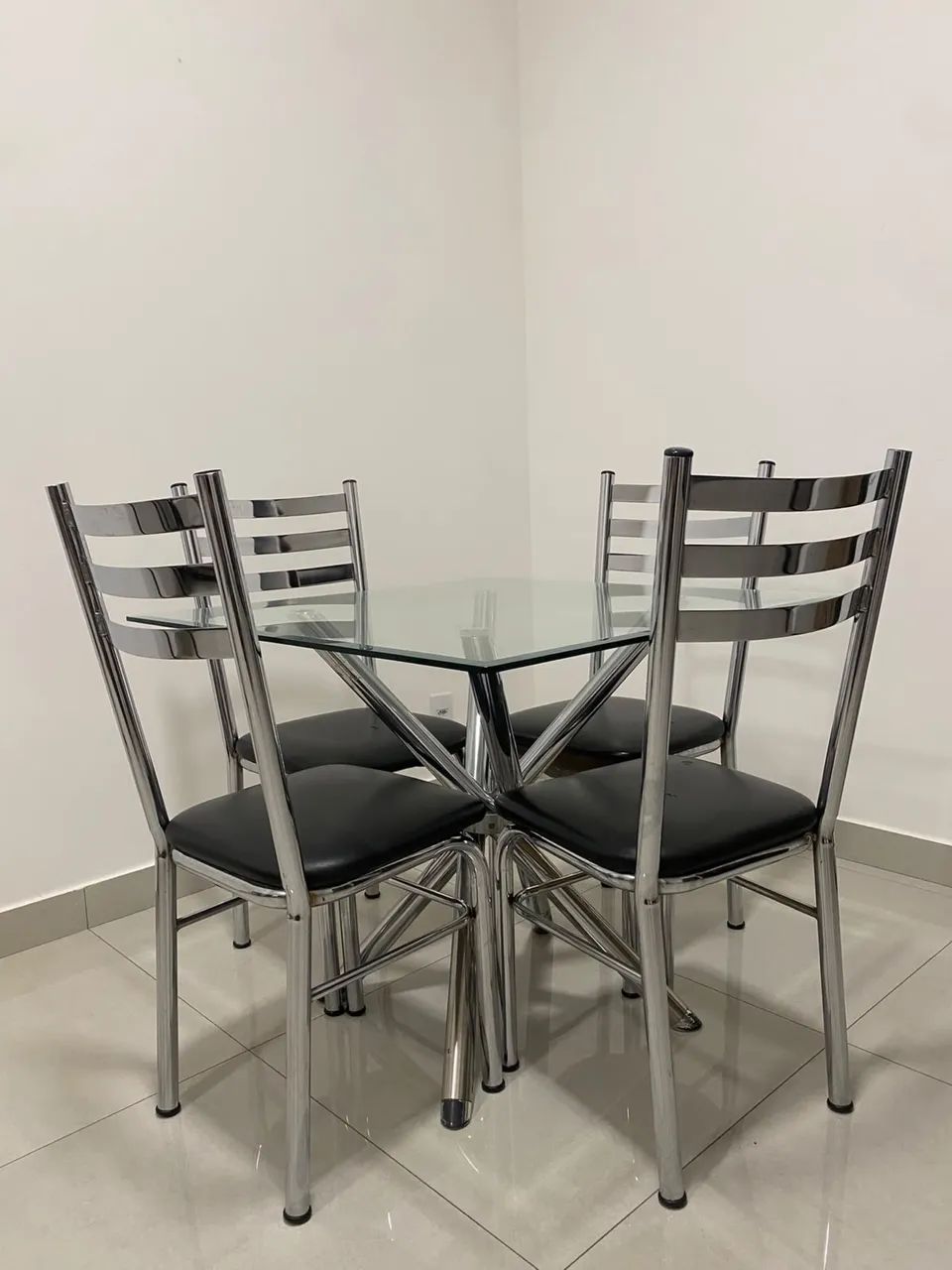 Mesa com tampo de vidro, com 4 cadeiras.