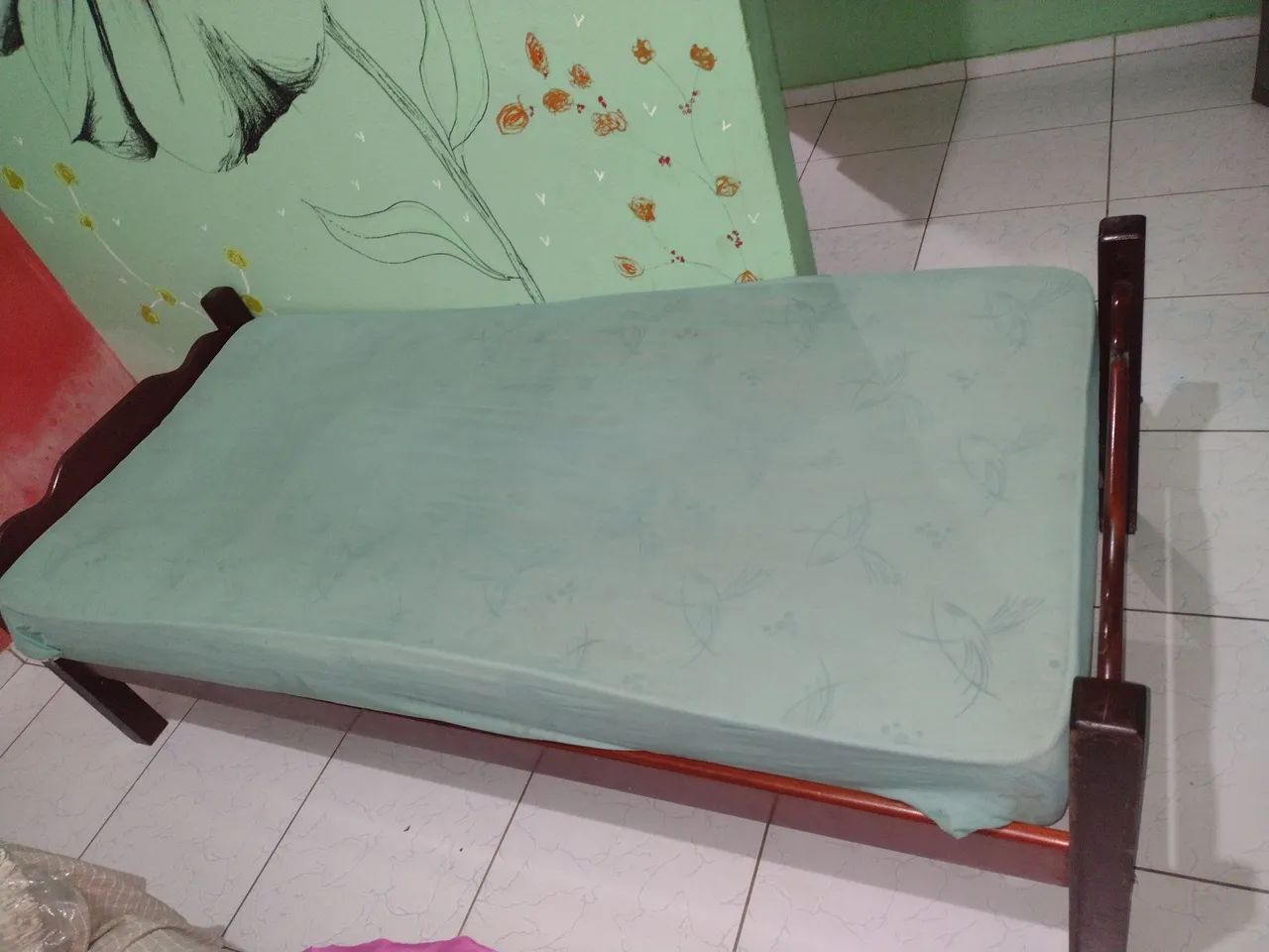 Cama de madeira e o colchão  - Foto 6