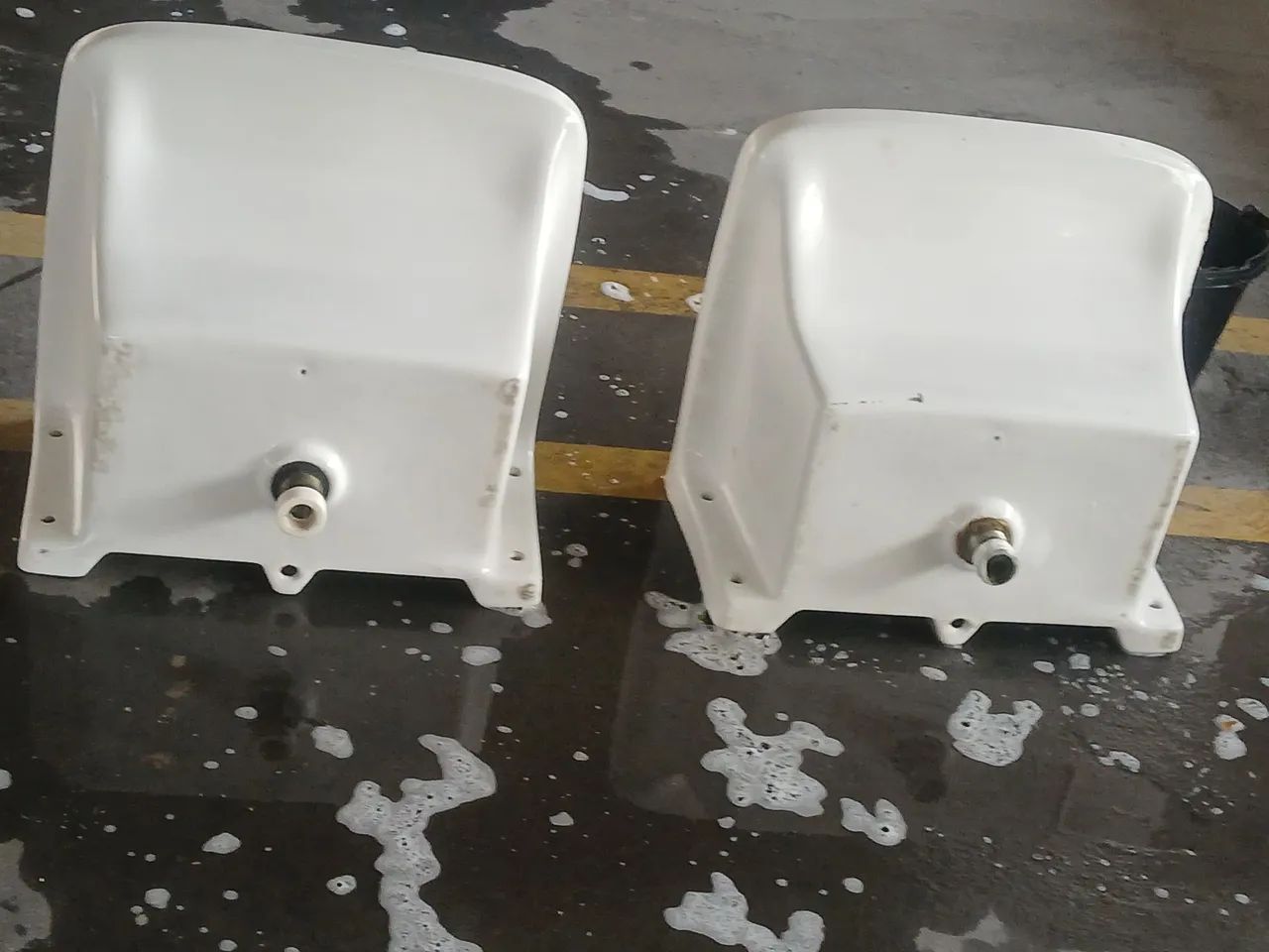 2 tanques de louça.