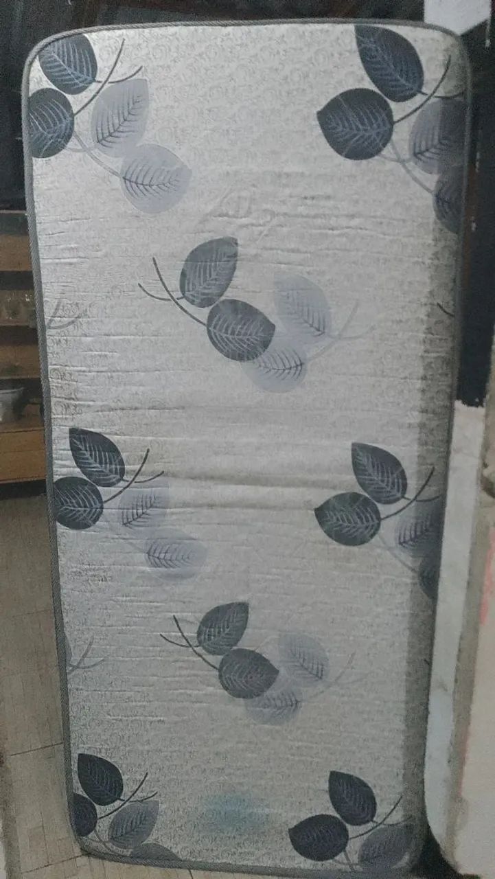 Vendo cama de solteiro box 