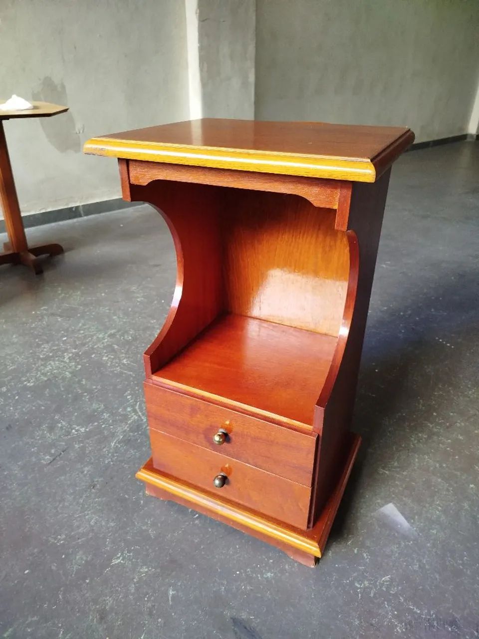 Mesa de cabeceira c/ 2 gavetas