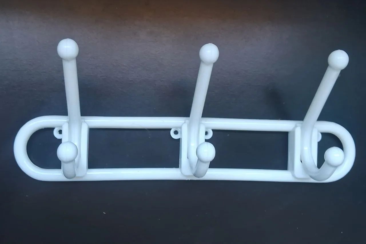 Cabideiro branco de plástico para parede
