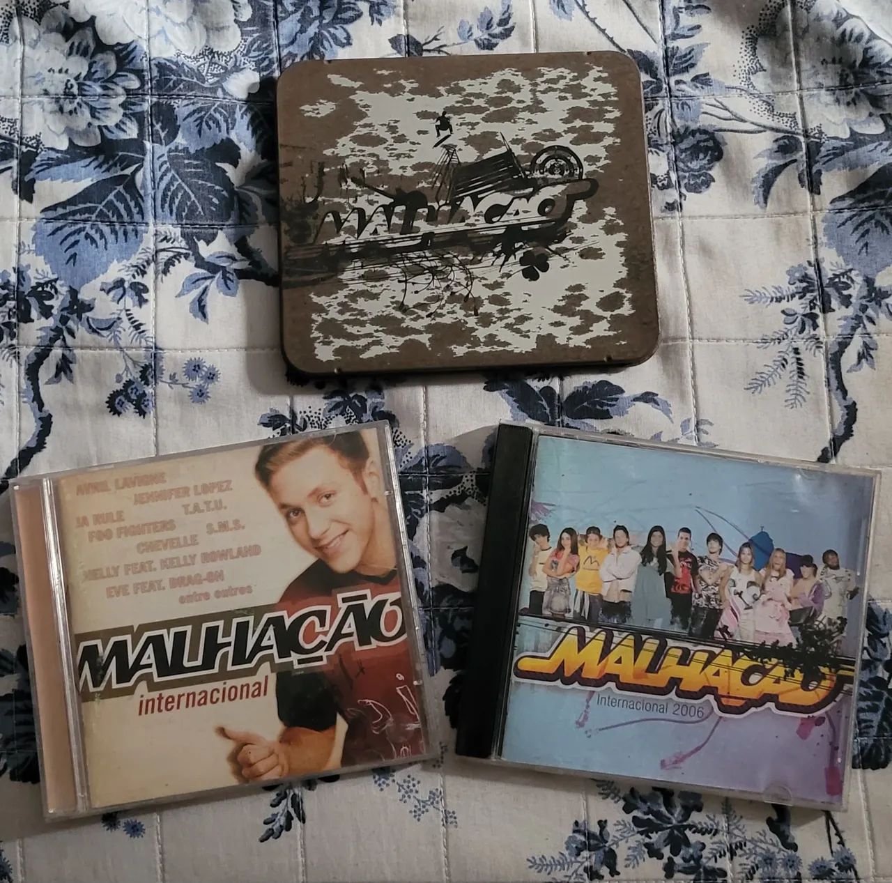 Kit CDs e caixa em metal da novela malhação internacional Globo música coleção 
