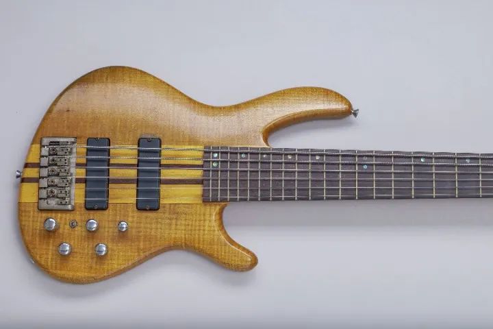 Baixo Cort Artisan A6 6 cordas com captação bartolini e circuito TB Tech Prodigy - Foto 2