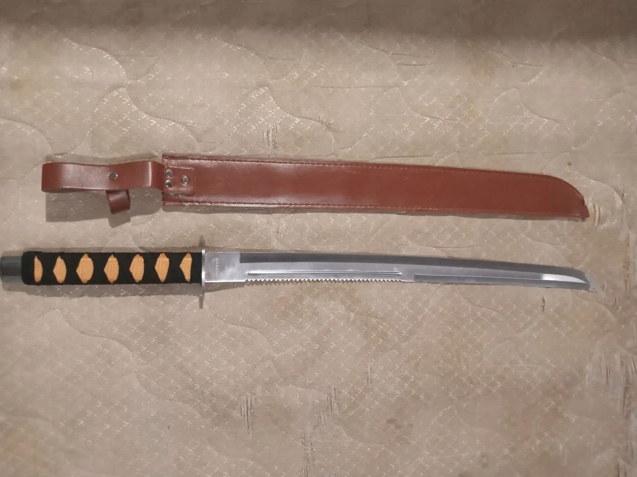 Espada 100% aço, chinesa e bainha de couro 