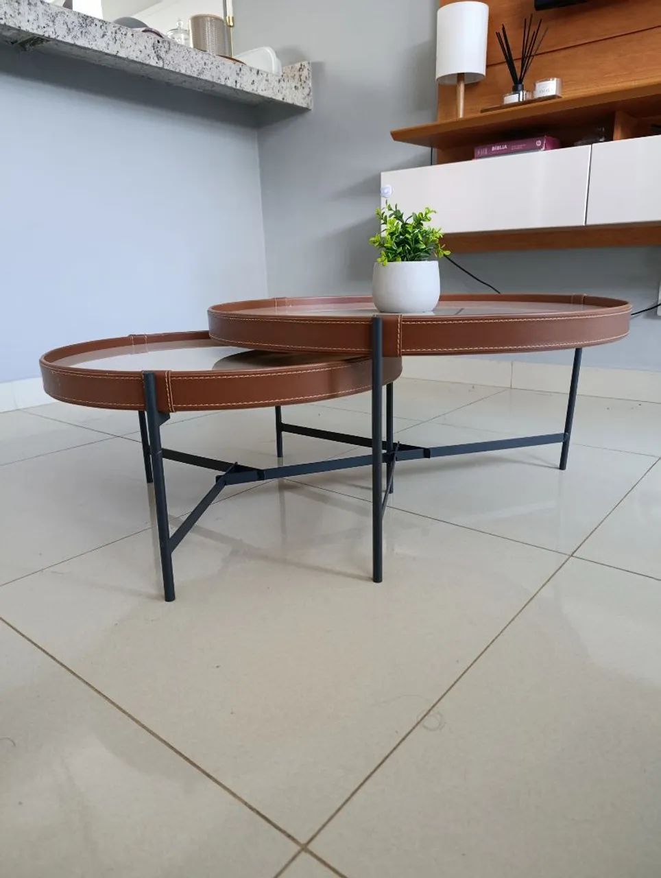 Conjunto de mesa de centro com tampo de vidro e detalhes em couro . Decoração de sala - Foto 2
