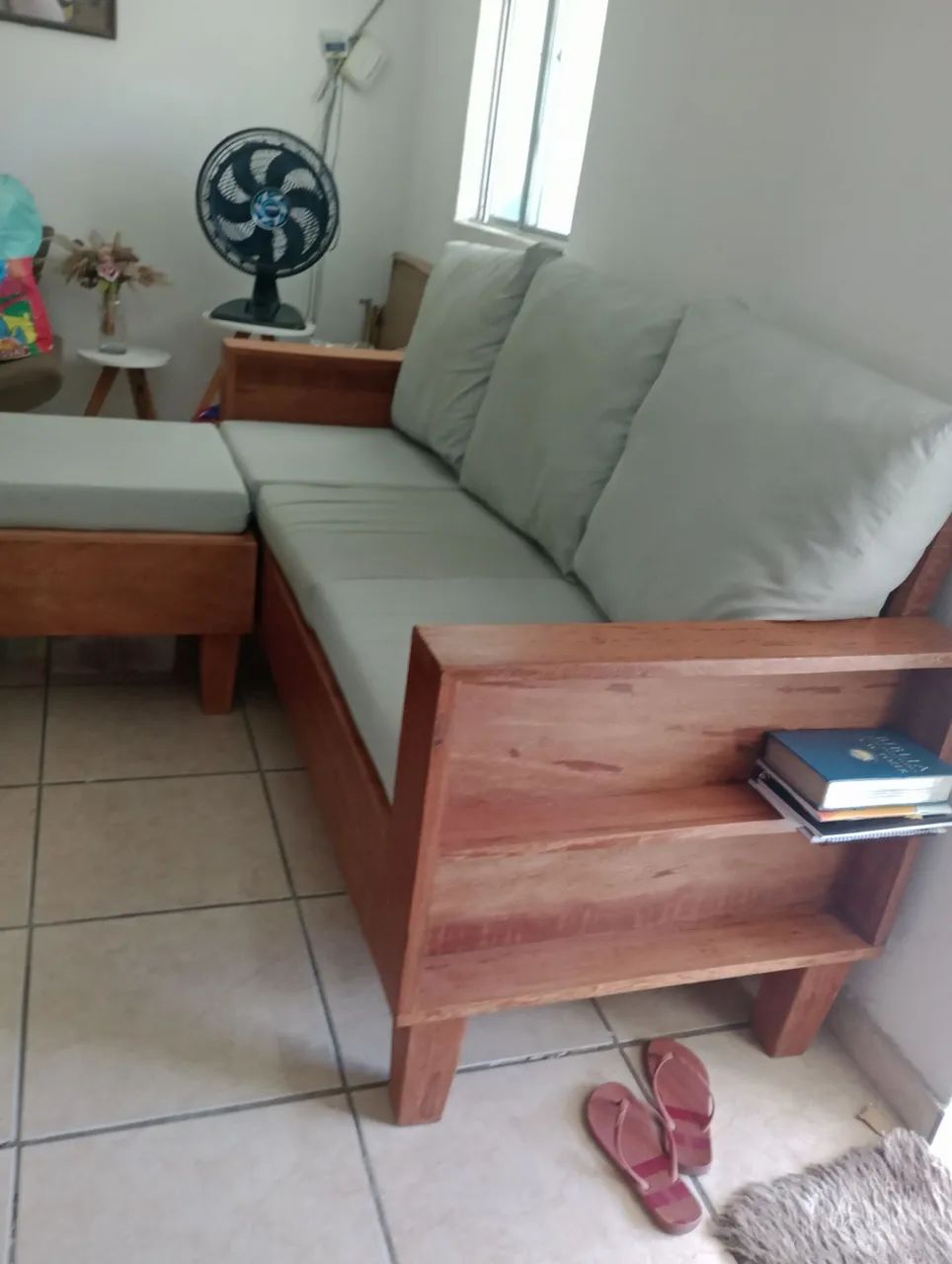 VENDO CONJUNTO DE SOFÁ DE MADEIRA MACIÇA COM PUFE - Foto 3