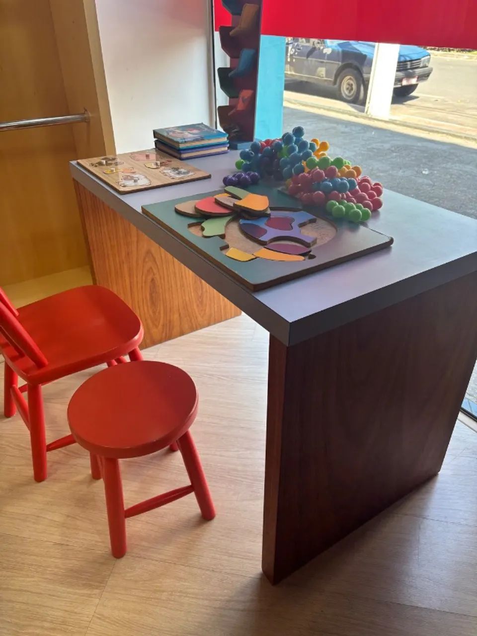 Mesa infantil com cadeira e banco - Foto 4