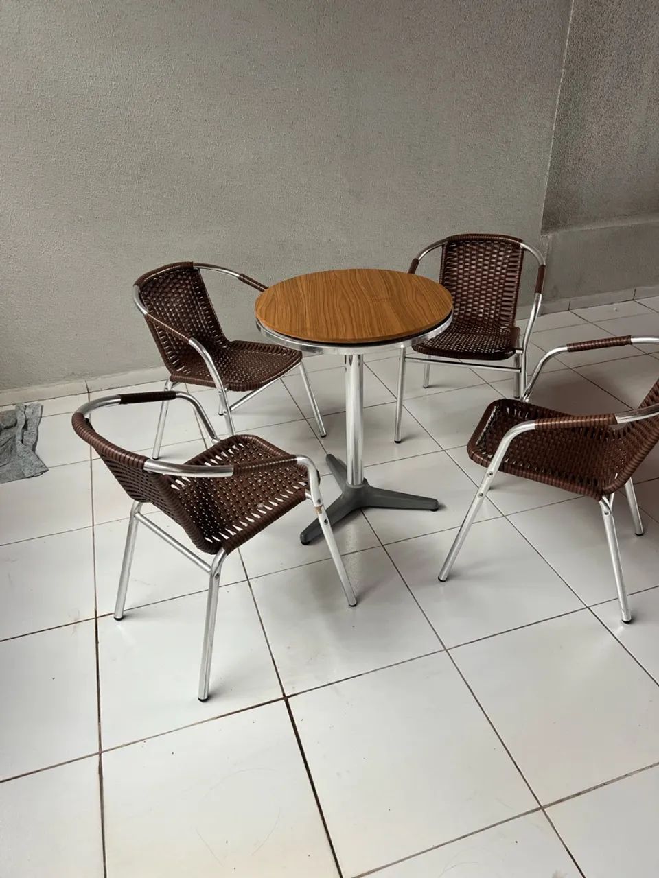 Conjunto de cadeiras com mesa de centro de alumínio 