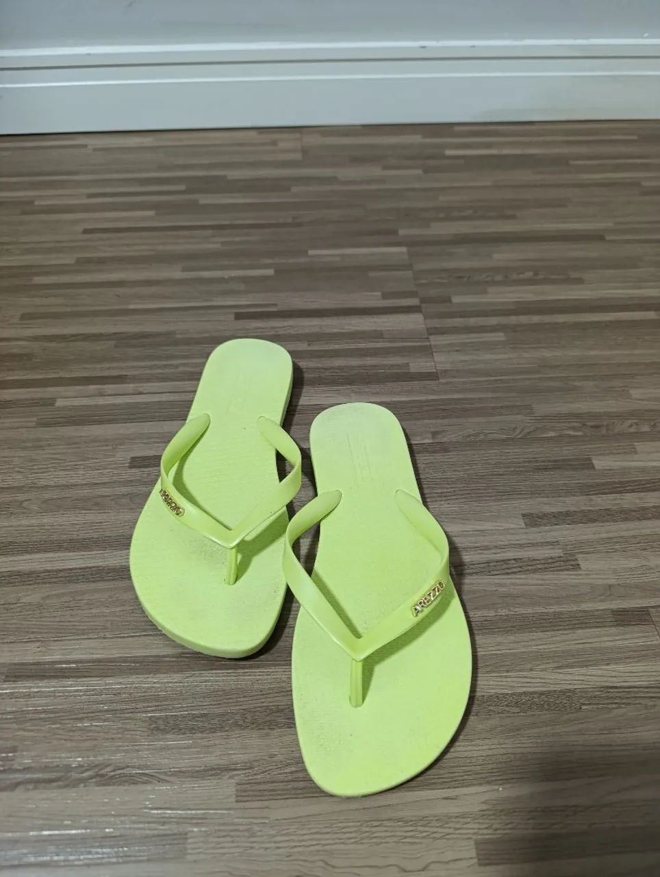 2 Chinelo Arezzo tamanho 34 - pink e verde - Foto 4