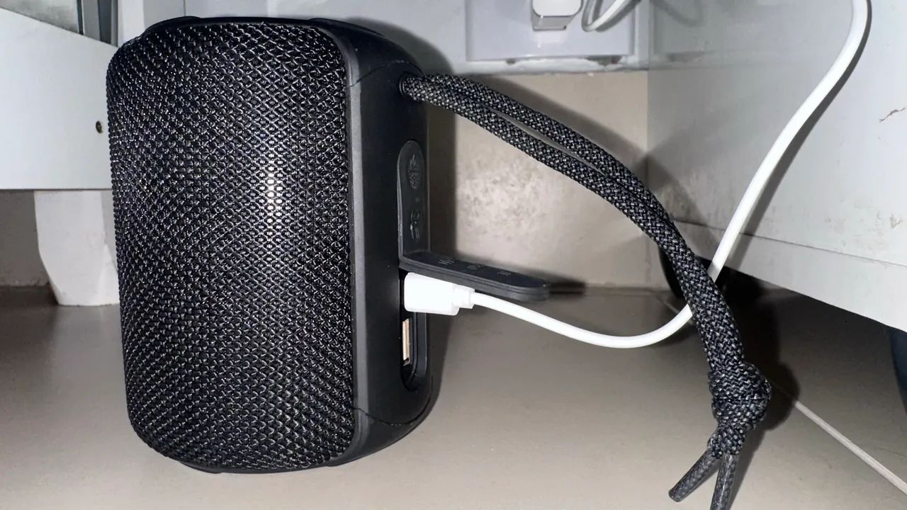 Caixa de som portátil com Bluetooth Kapbom, modelo KA-8778, resistente à água e com led - Foto 4