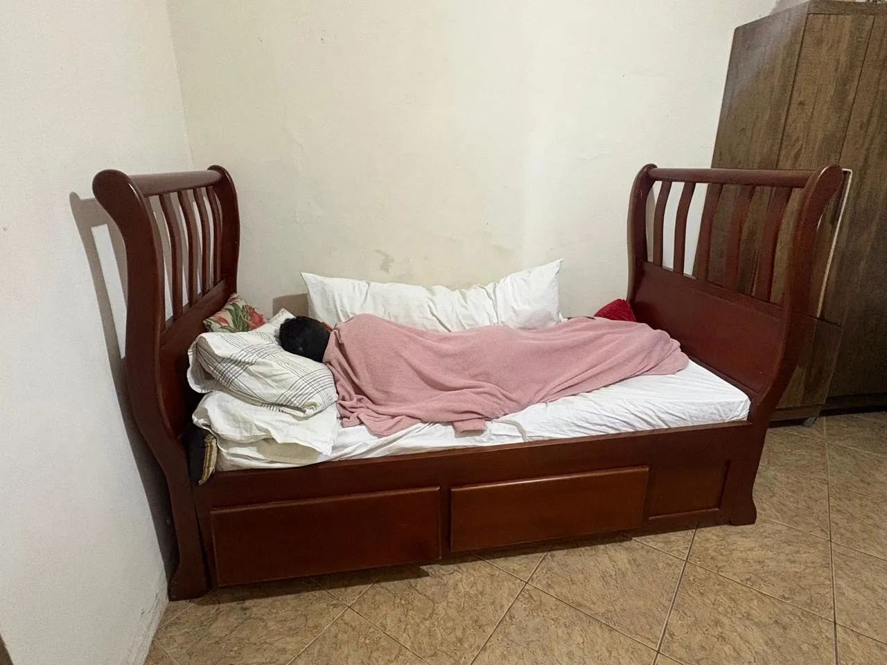 Cama de solteiro grande 