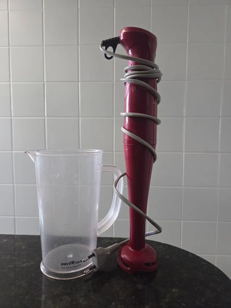 Mixer Britânia, vermelho, com copo medidor