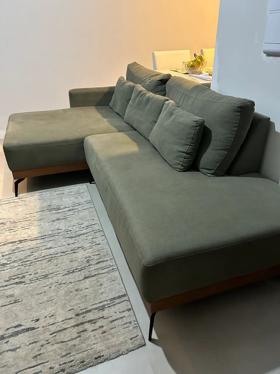 SOFA 2,50M em linho aveludado/ estrutura de madeir - Foto 2
