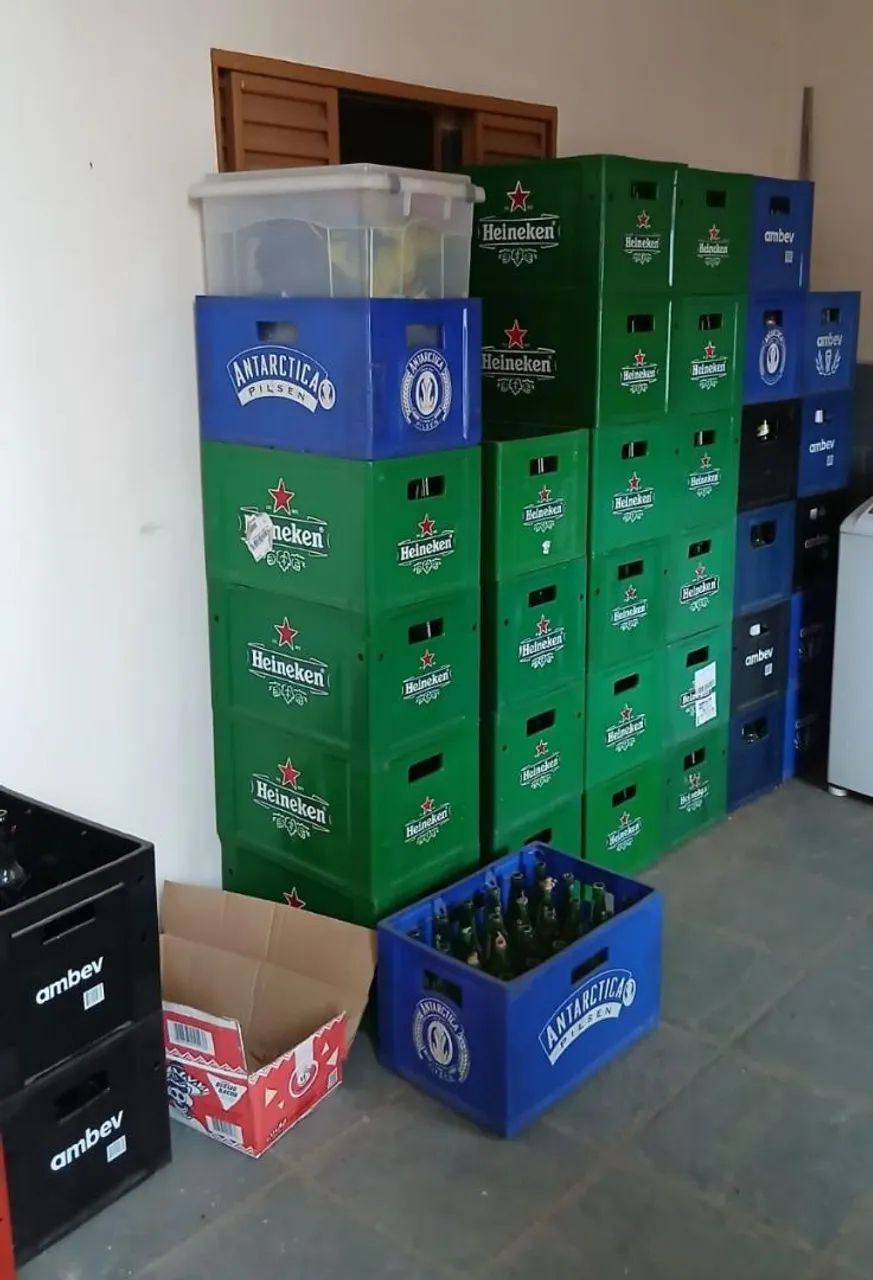 VENDE-SE CAIXAS PVC E GARRAFAS 600ML DIVERSAS
