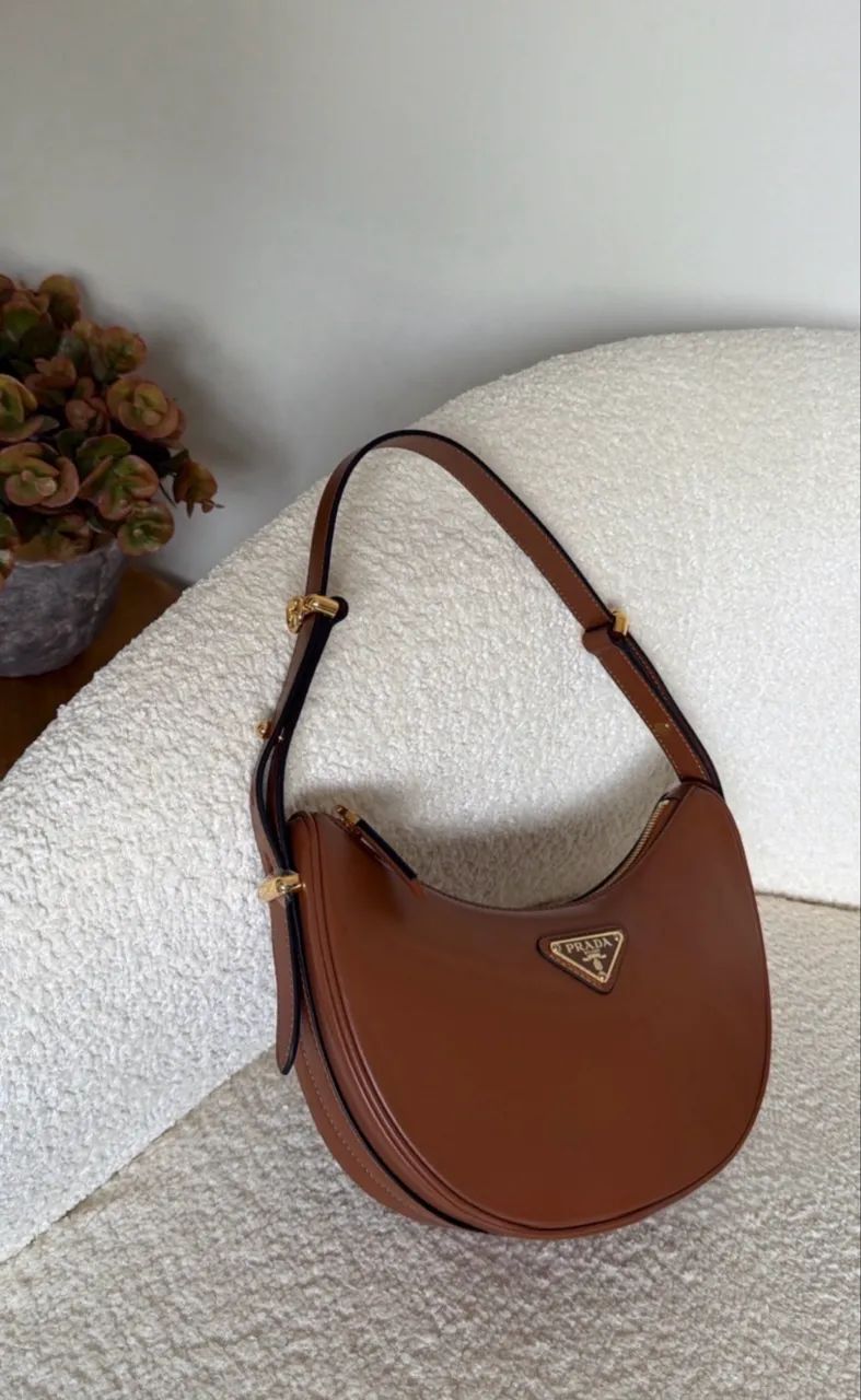 Bolsa em couro arque Prada marrom 