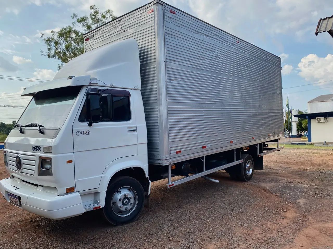 Caminhão baú 850