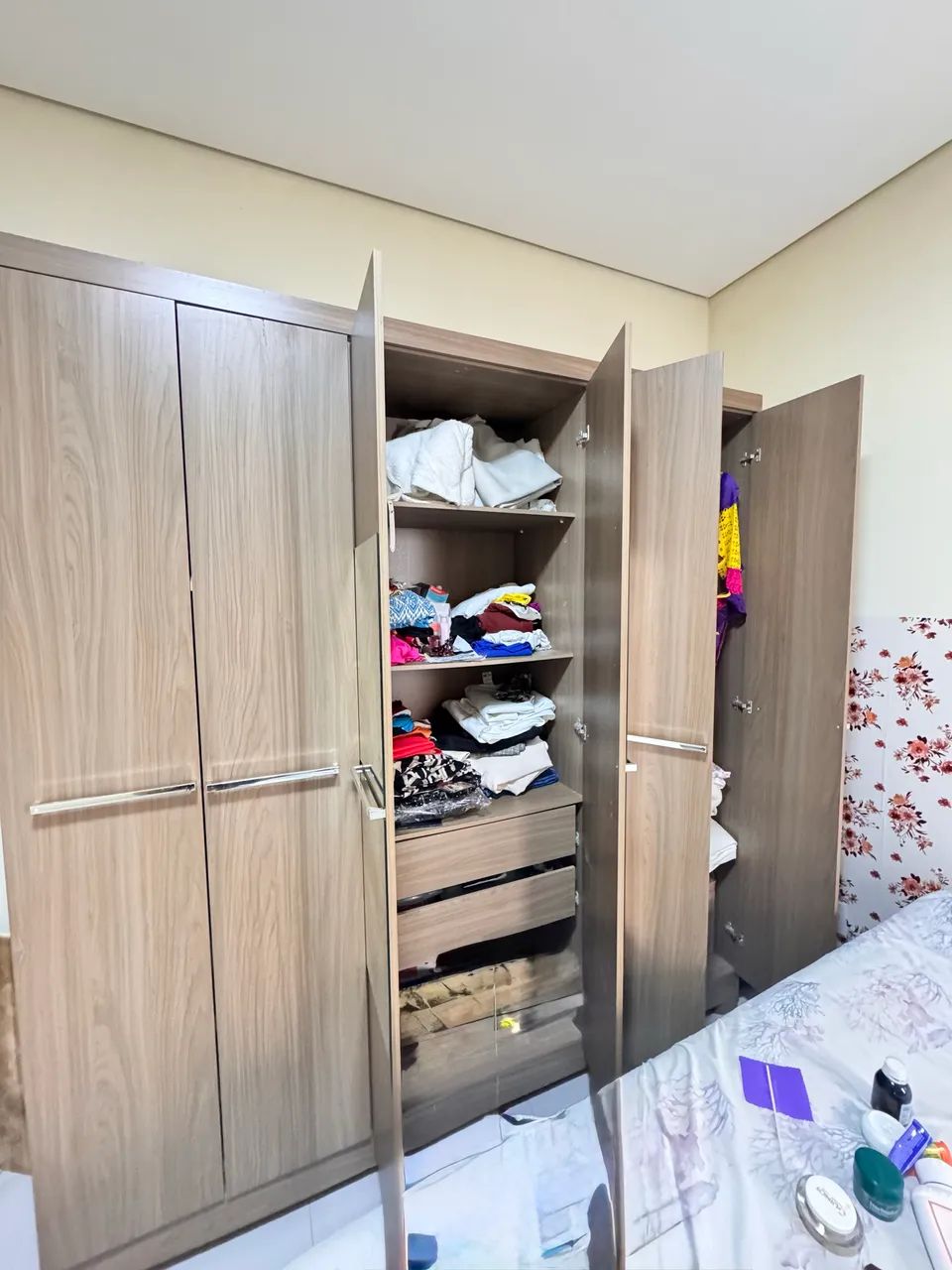 Vendo Guarda-roupa espaçoso com 6 portas,  R$ 700  Aceito proposta.  - Foto 2