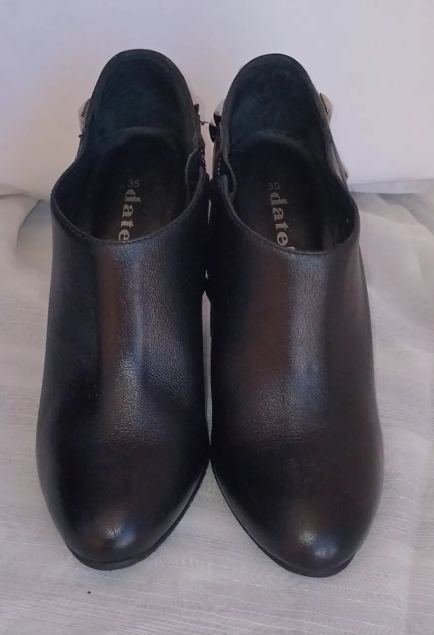 Ankle Boot DUMOND preta com spikes no calcanhar - Foto 2