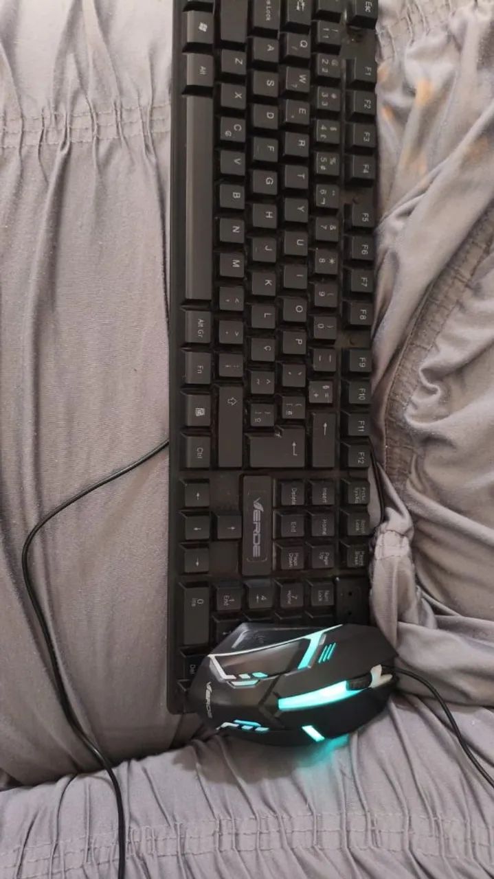 Teclado semi mecânico pouco usado 