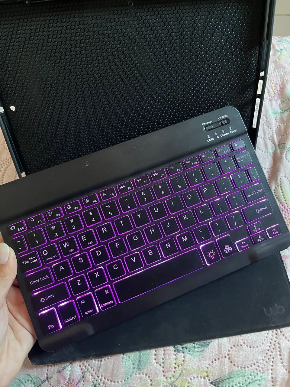 Capa com Teclado Bluetooth para Tablet - Preta - Foto 3