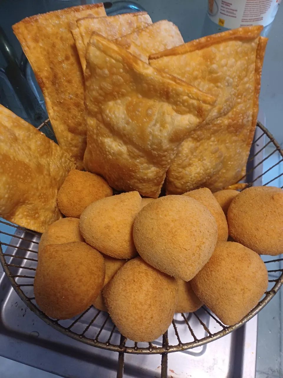Coxinha e pastel frito 