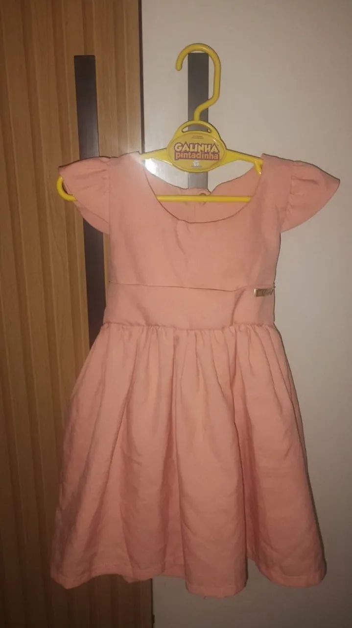 Vendo esses dois vestidos lindos por 60 reais 