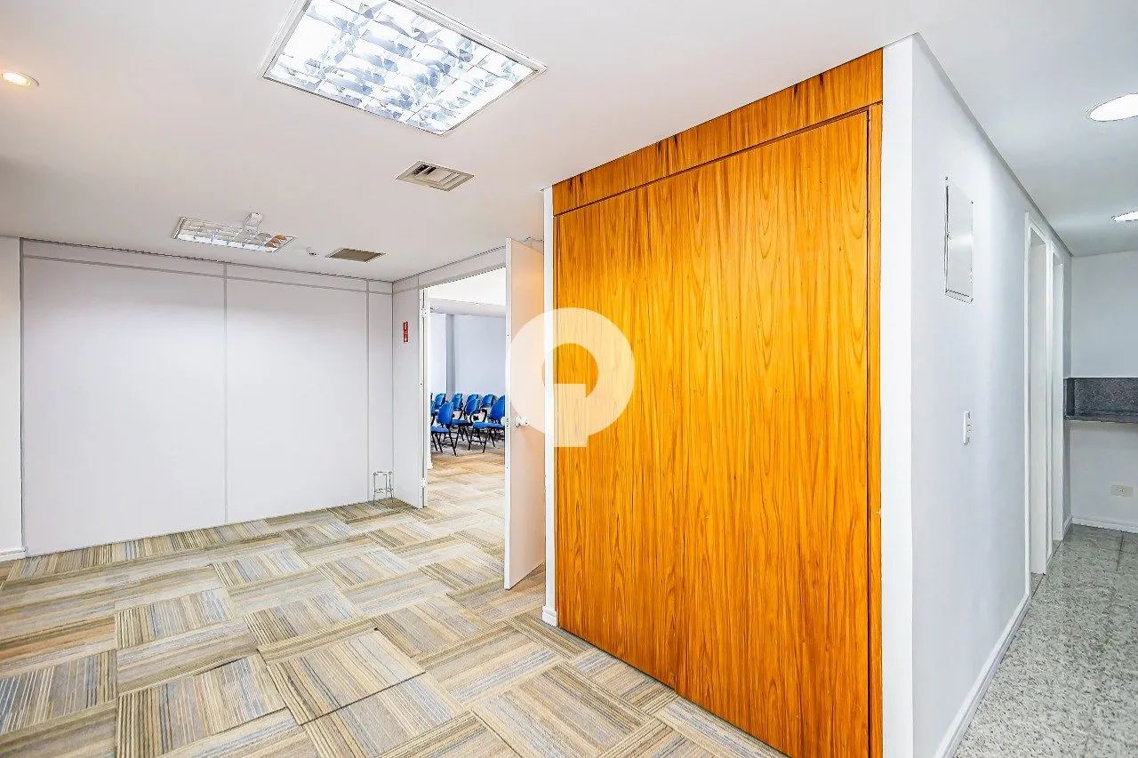 SALA COMERCIAL À VENDA NO CENTRO CÍVICO COM 141,3m2 E 2 VAGAS - Foto 5
