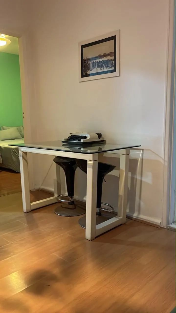 Mesa com tampo de vidro