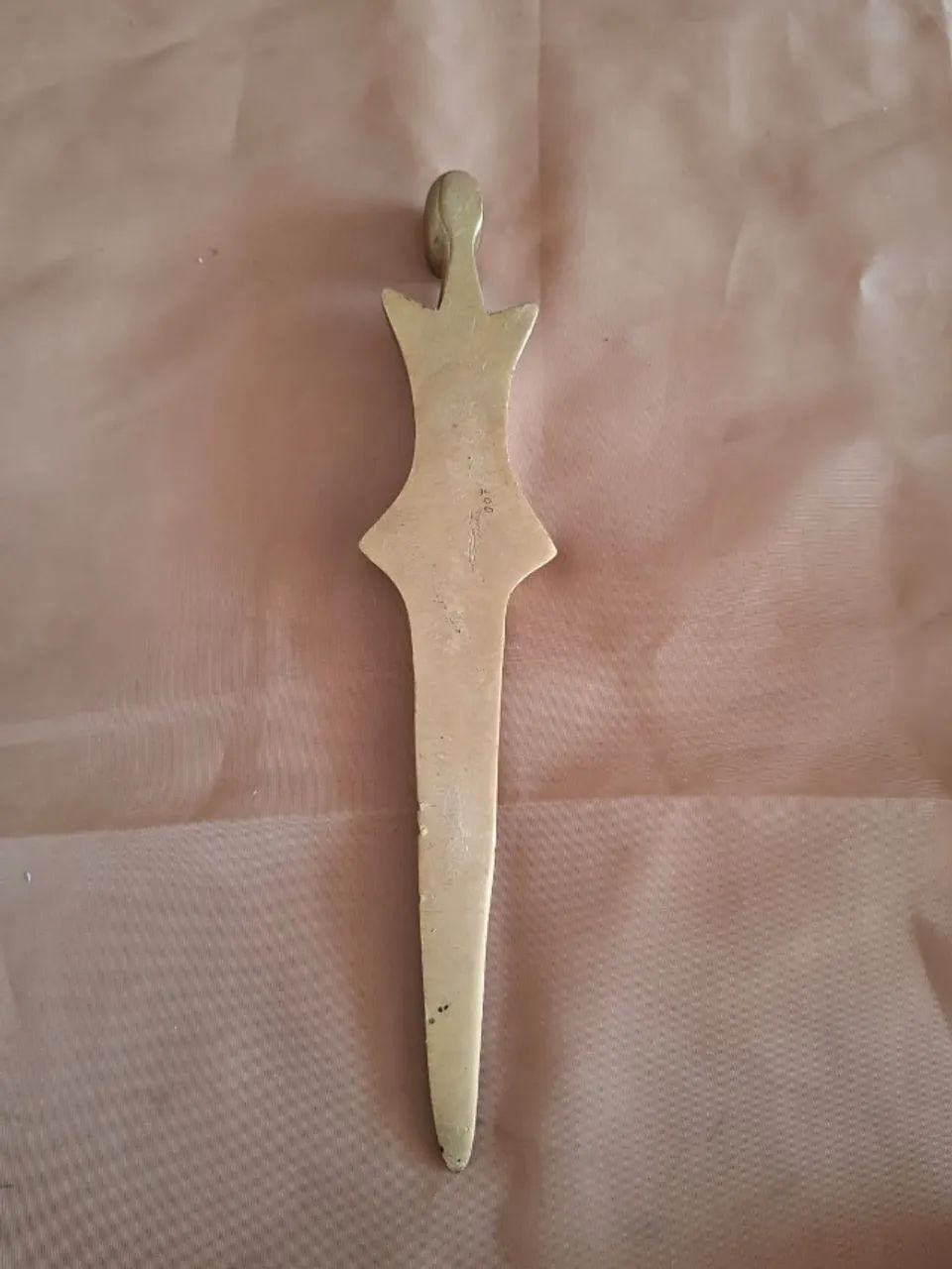 Abridor de cartas em bronze com design e assinado.  - Foto 3