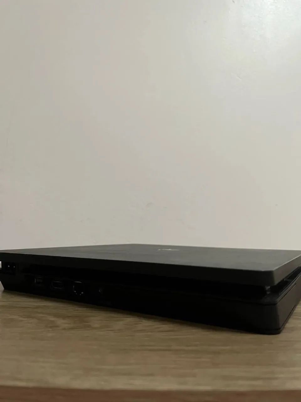 PS4 SLIM COM CONTROLE E CABOS FUNCIONA PERFEITAMENTE + 1 JOGO BRINDE - Foto 2