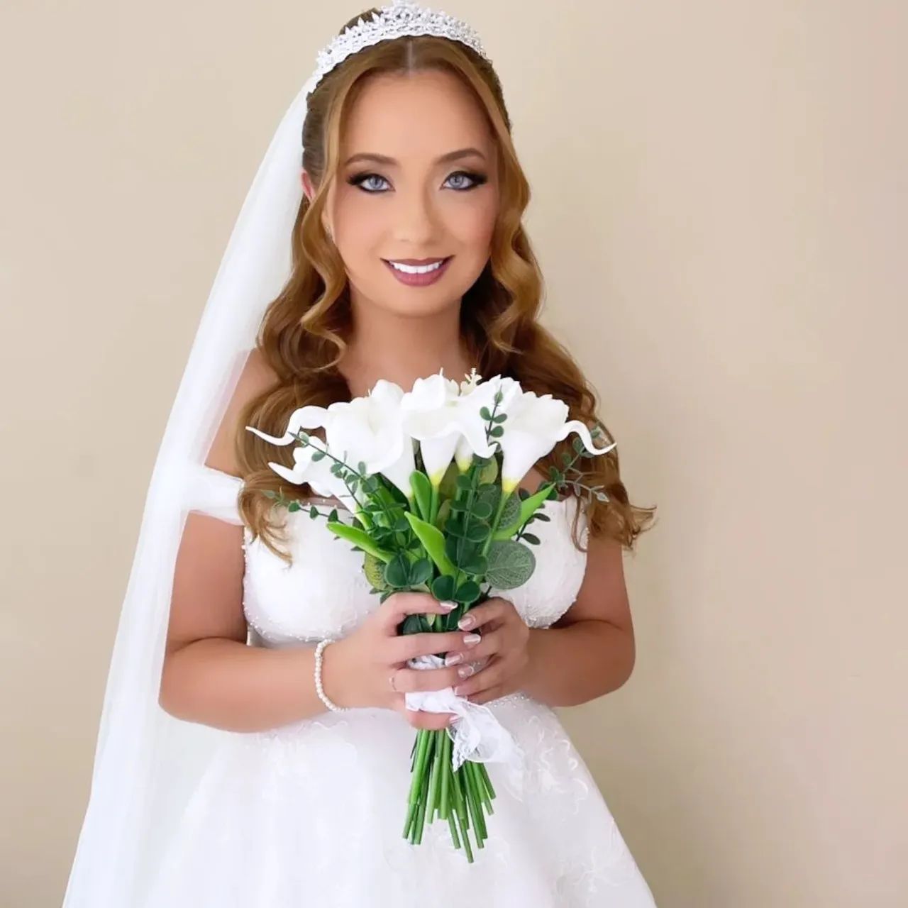 Vestido de noiva + véu + anágua