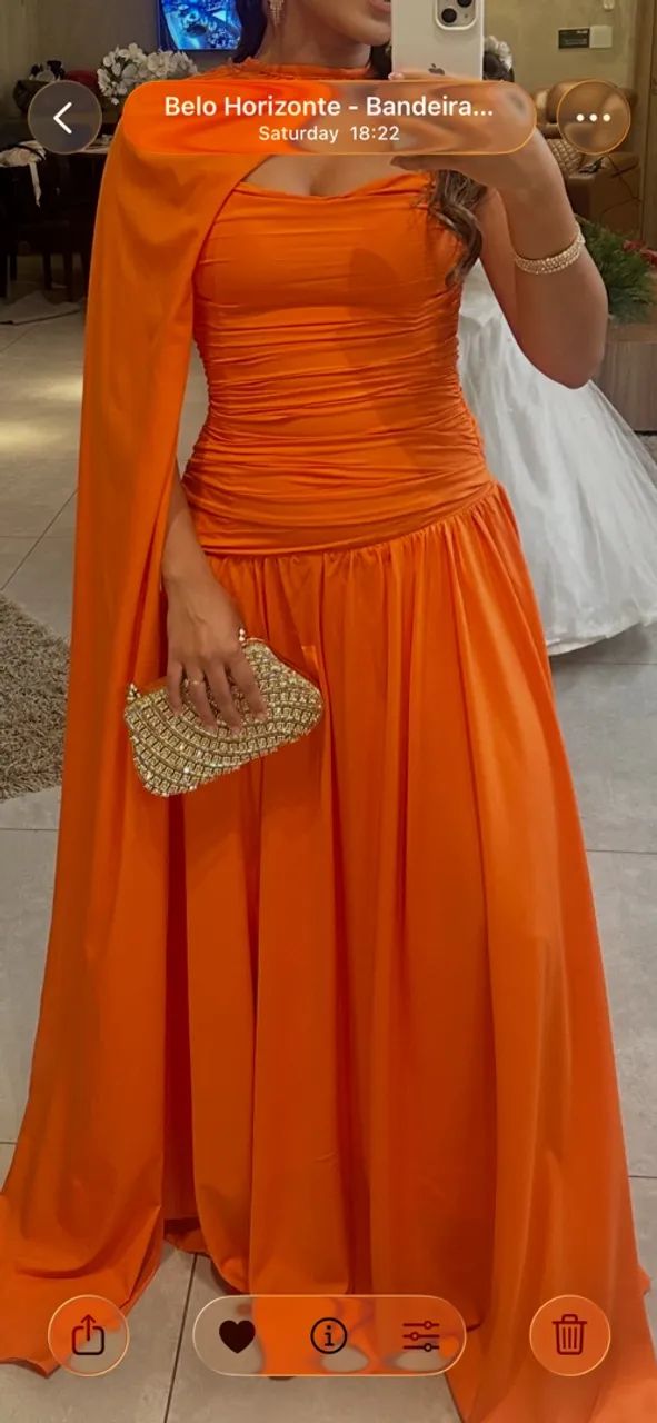 Vestido de festa laranja drapeado com capa