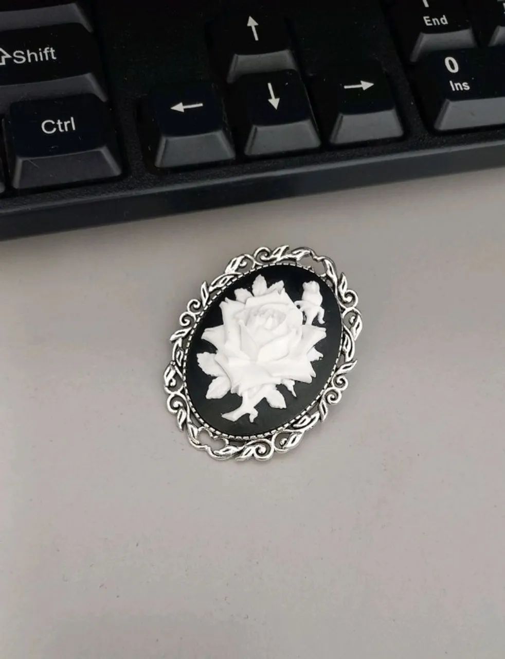 Broche de Camafeu Oval com Flor Branca (novo) - Foto 4