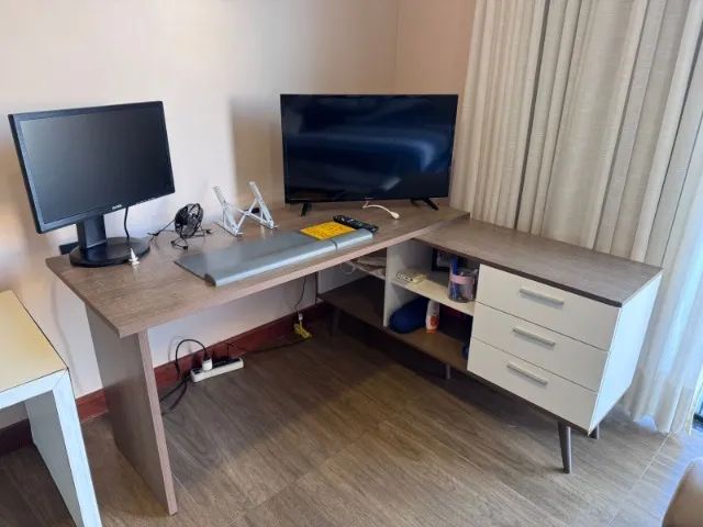 L-shaped Desk with Drawer Unit R$ 500