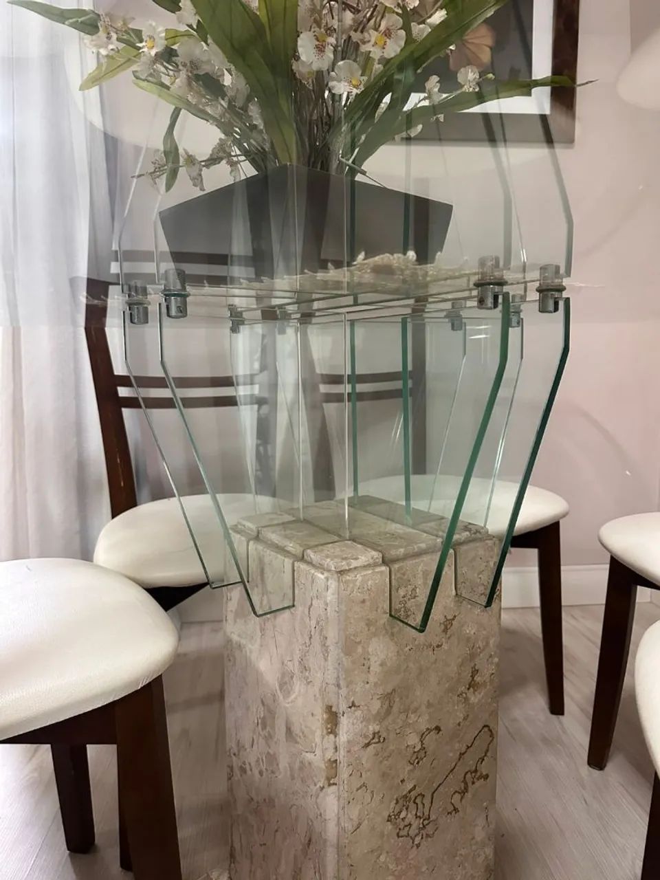   Mesa com tampo de vidro com 6 cadeiras