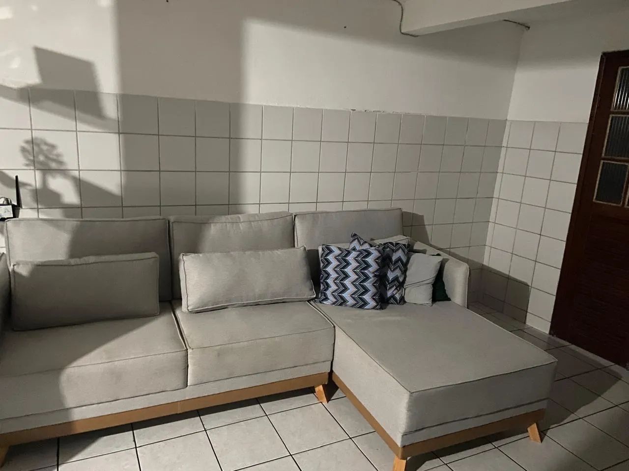 Sofá com chaise 
