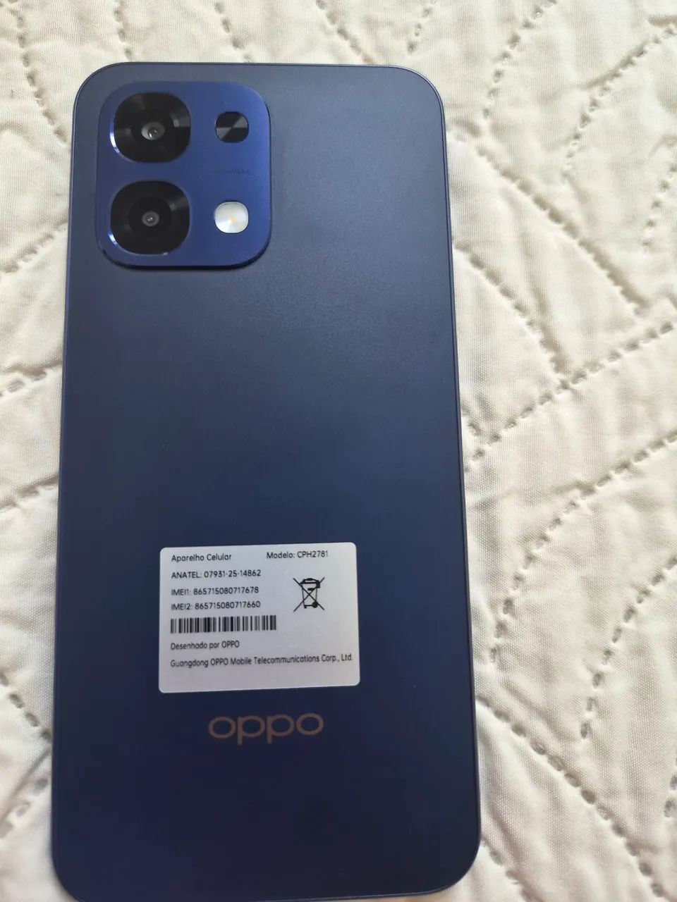 UM CELULAR OPPO.