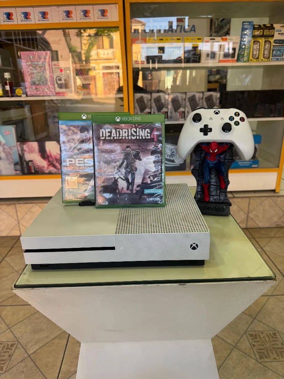 Xbox one S . Com 1 controle e 2 jogos em otimo estado. 