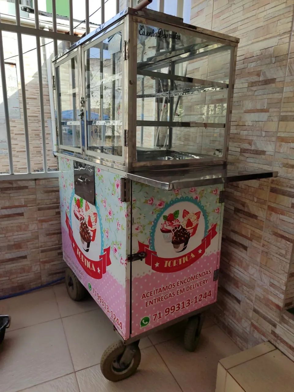 Carrinho de doces, tortas e salgados