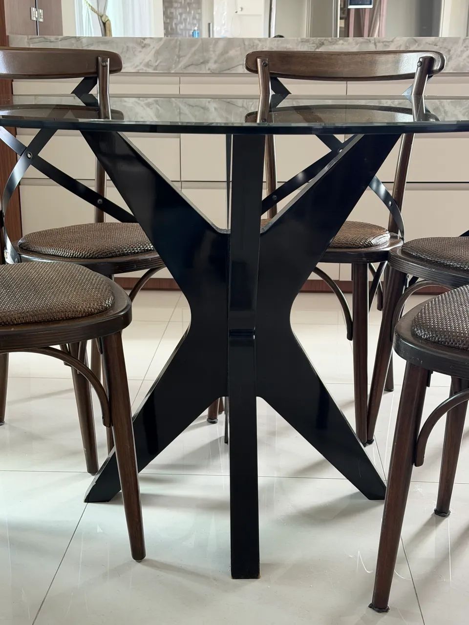 Mesa de jantar marca SIERRA com. 6 cadeiras  - Foto 4