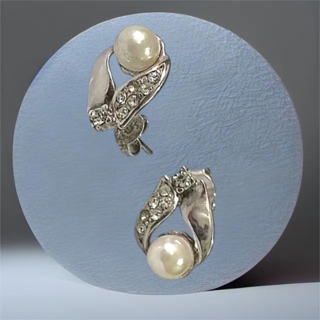 Brinco de prata polida com pérola com base cravejada com strass em ondas  - Foto 3