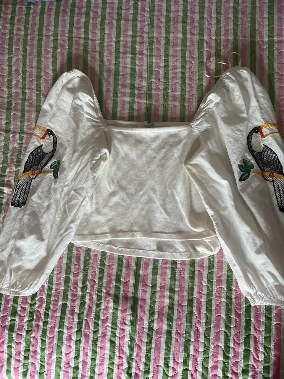 Cropped branco de tucano mangas lindo