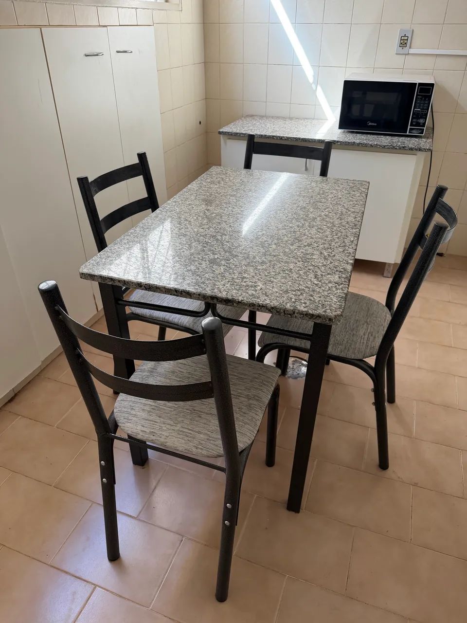 Jogo de Mesa com 4 cadeiras  - Foto 2