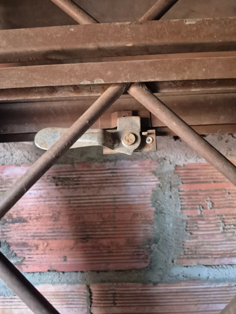 Janela de Ferro com Grade e Vidros - Foto 4