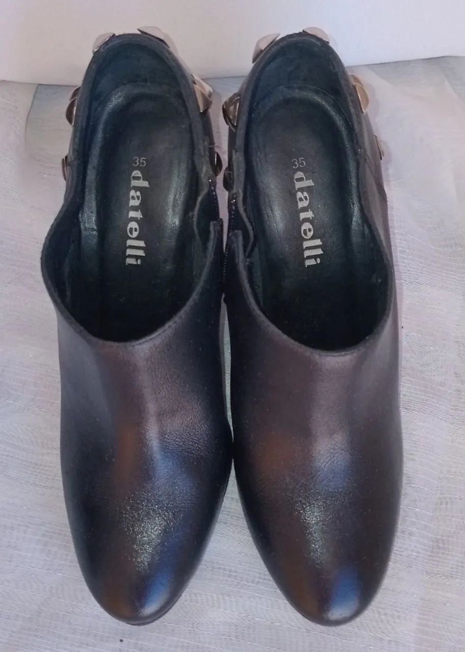Ankle Boot DUMOND preta com spikes no calcanhar - Foto 5