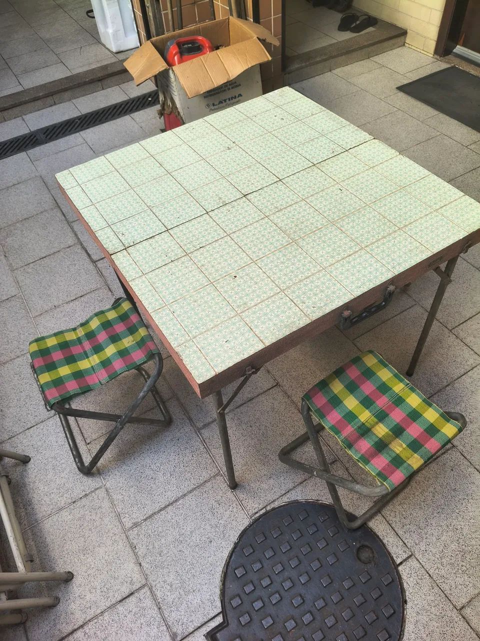 Mesa de camping dobrável com quatro bancos 