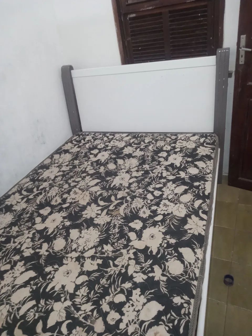 Vendo cama de casal com colchão bem conservado  - Foto 2