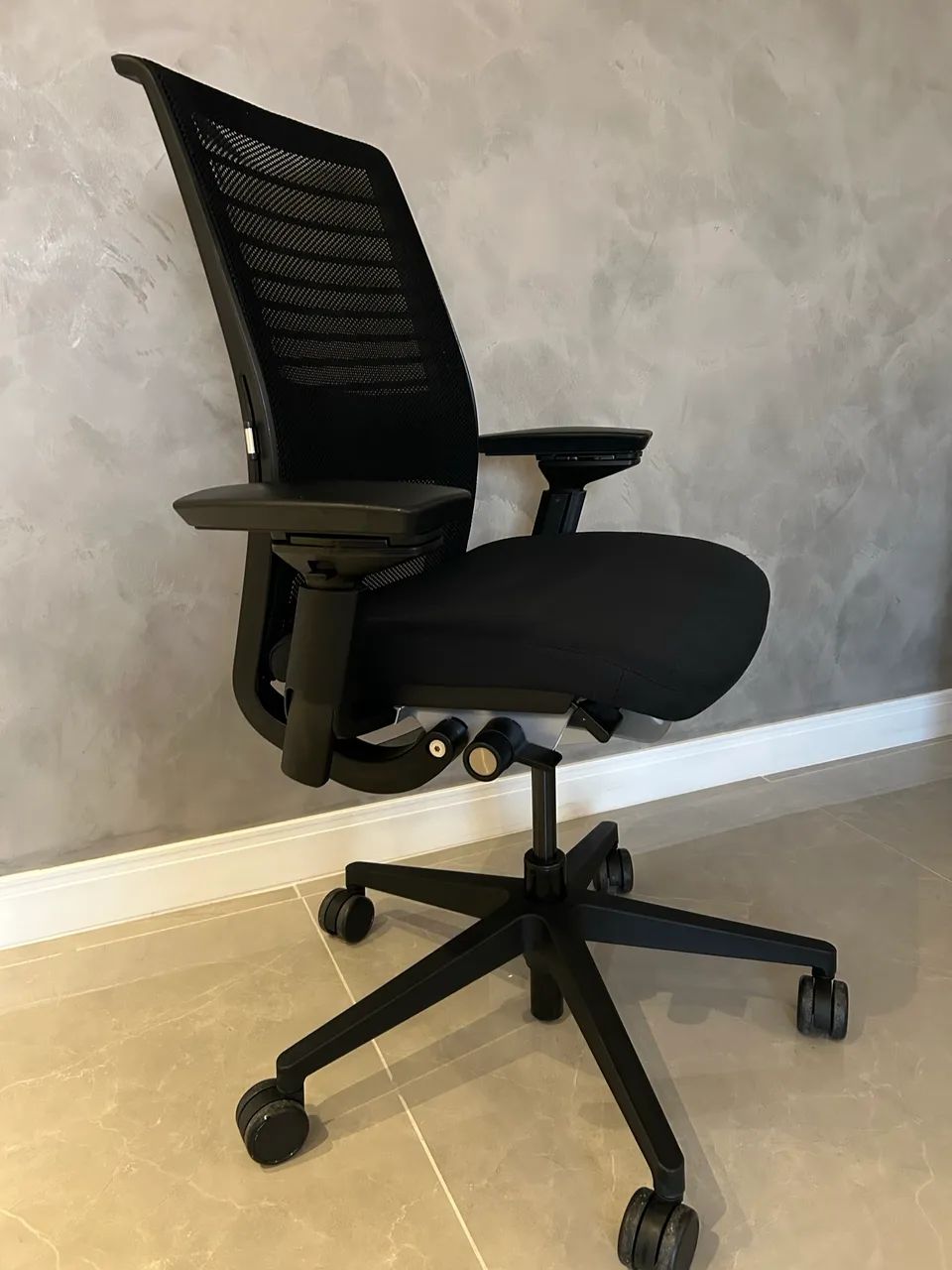 Cadeira executiva preta Steelcase think V2